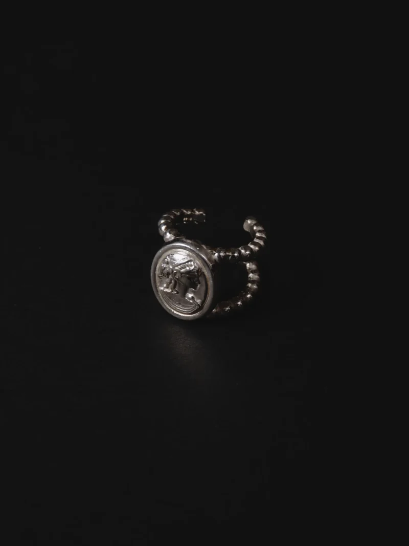 Madame Ring — anillo camafeo plata 925 El Joyero de Lucrecia — anillo madame camafeo plata 925 fondo negro