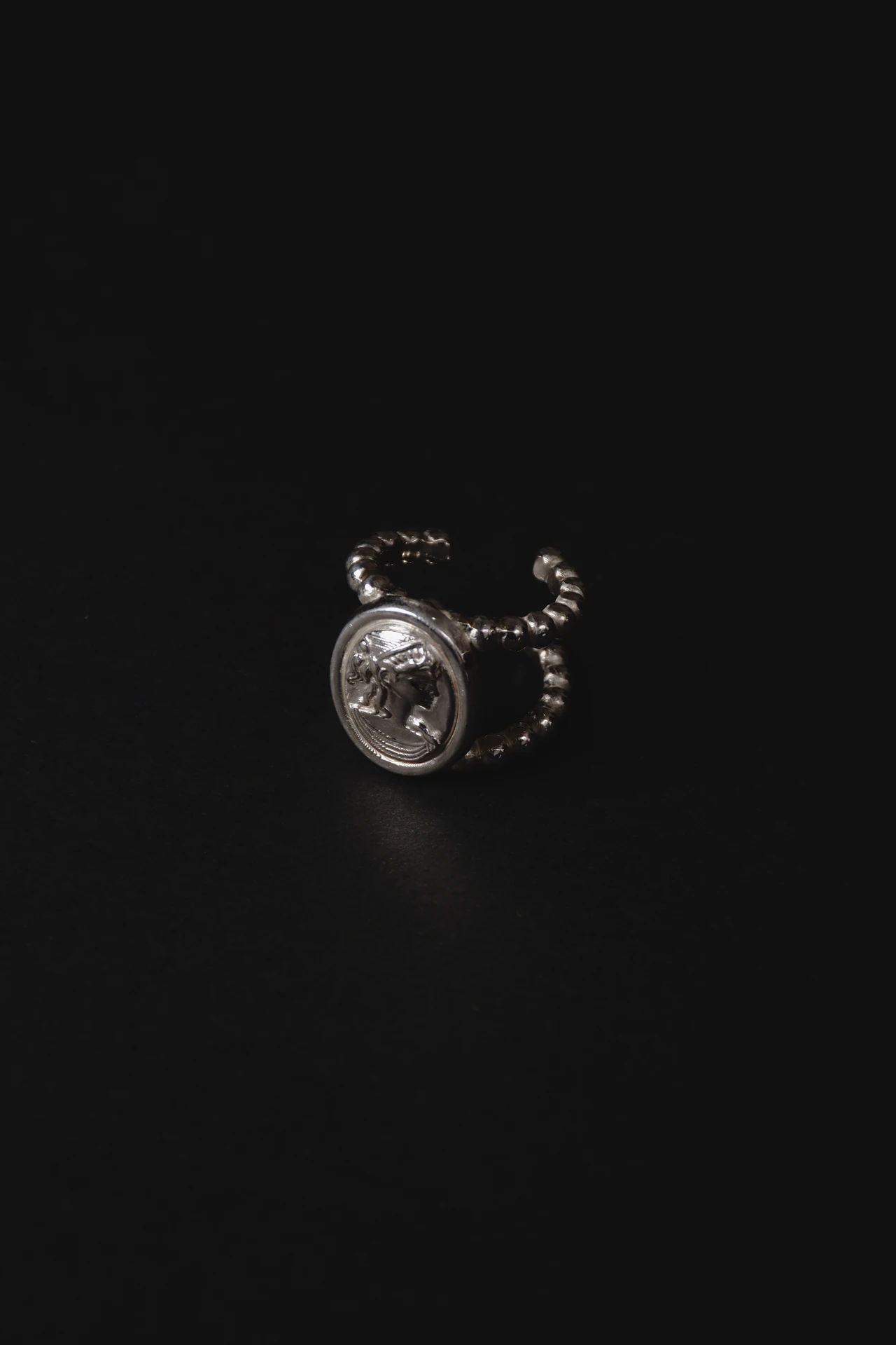 Madame Ring — anillo camafeo plata 925 El Joyero de Lucrecia — anillo madame camafeo plata 925 fondo negro
