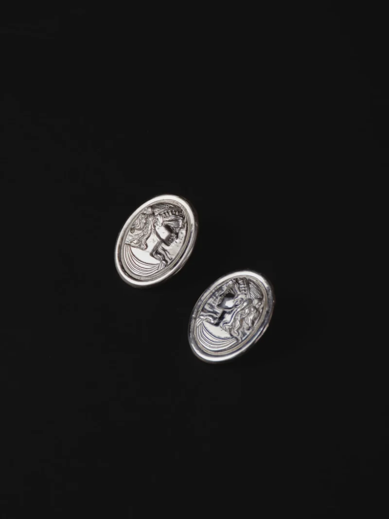 Classic Lucrecia Earrings — aretes camafeo plata 925 — aretes classic lucrecia camafeo plata 925 fondo negro