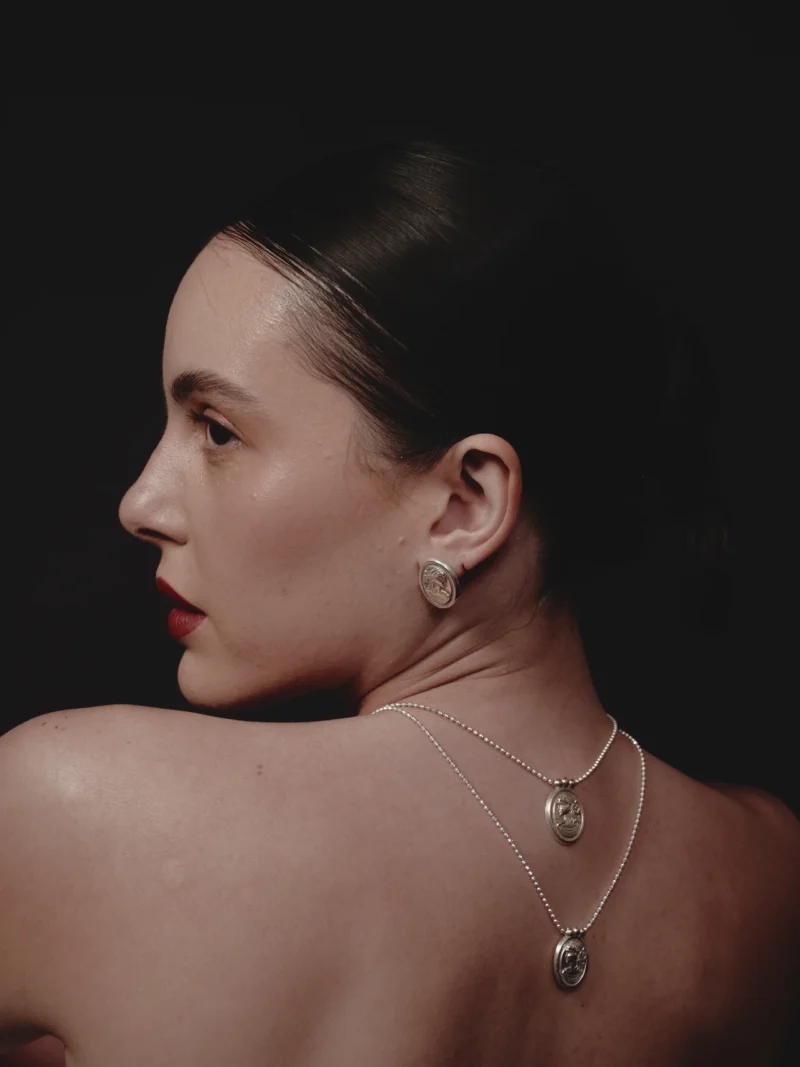 Classic Lucrecia Earrings — aretes camafeo plata 925 — aretes classic lucrecia plata 925 modelo espalda