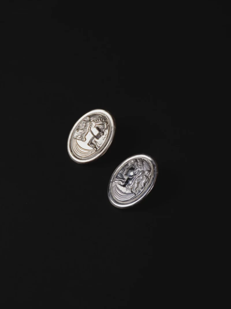 Duchessa Earrings — aretes camafeo plata 925 El Joyero de Lucrecia — aretes duchessa camafeo plata 925 fondo negro