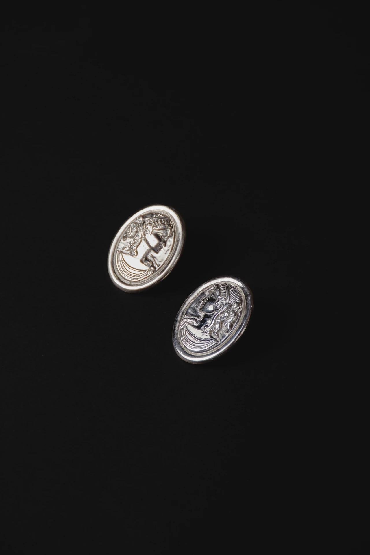 Duchessa Earrings — aretes camafeo plata 925 El Joyero de Lucrecia — aretes duchessa camafeo plata 925 fondo negro