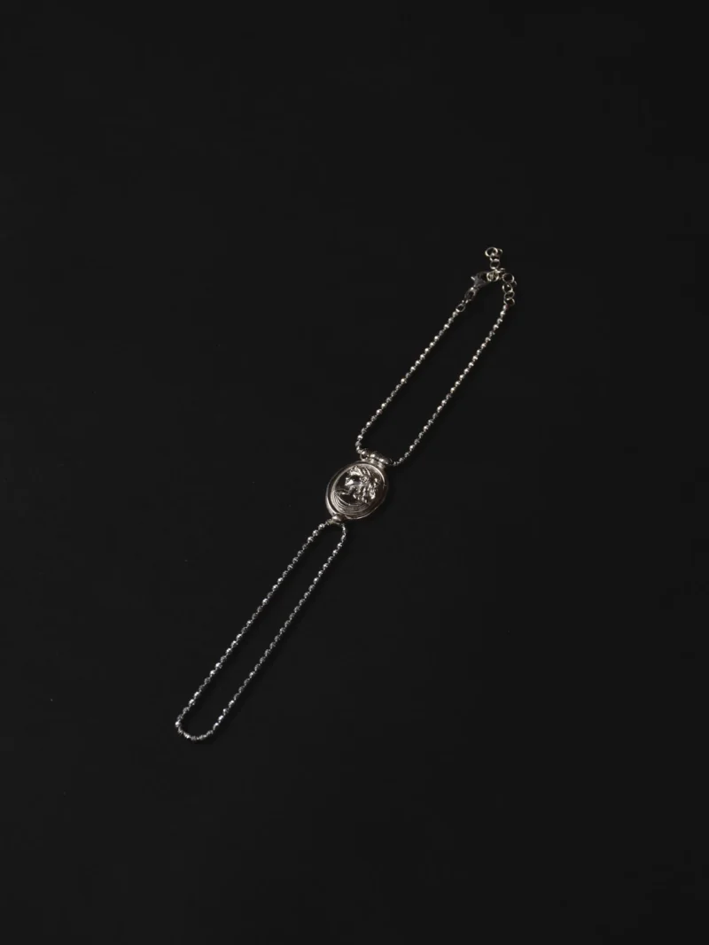 Cassandra Hand Chain — cadena de mano plata 925 camafeo — cadena mano cassandra camafeo plata 925 fondo negro